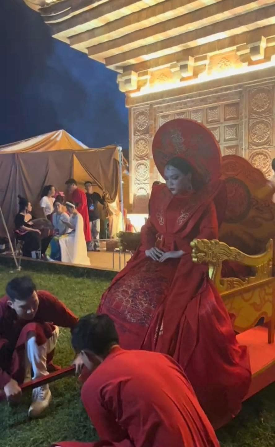 Bên cạnh bộ trang phục cầu kỳ, nam TikToker còn có phần trình diễn trên kiệu gây chú ý.