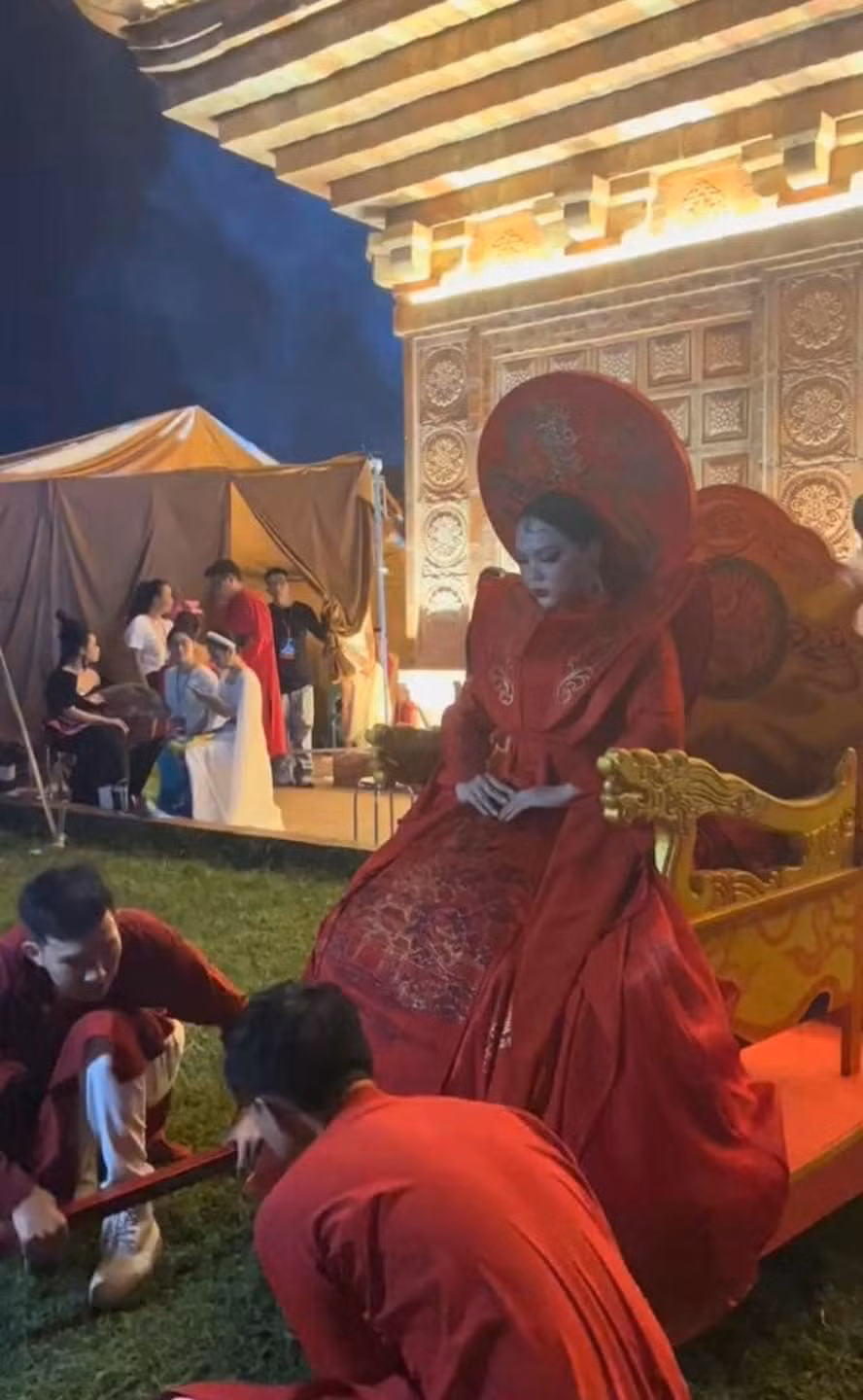 Bên cạnh bộ trang phục cầu kỳ, nam TikToker còn có phần trình diễn trên kiệu gây chú ý.