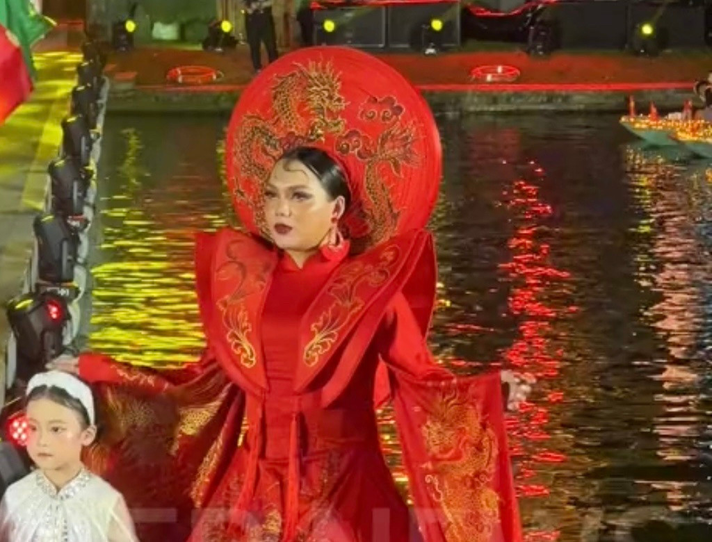 Mới đây, Phạm Thoại tiếp tục gây tranh cãi khi xuất hiện trên sàn diễn trong show thời trang của NTK Thạch Linh diễn ra tối 9/9 tại Hoa Lư (Ninh Bình), anh chàng diện thiết kế áo dài cách điệu màu đỏ, họa tiết màu vàng.