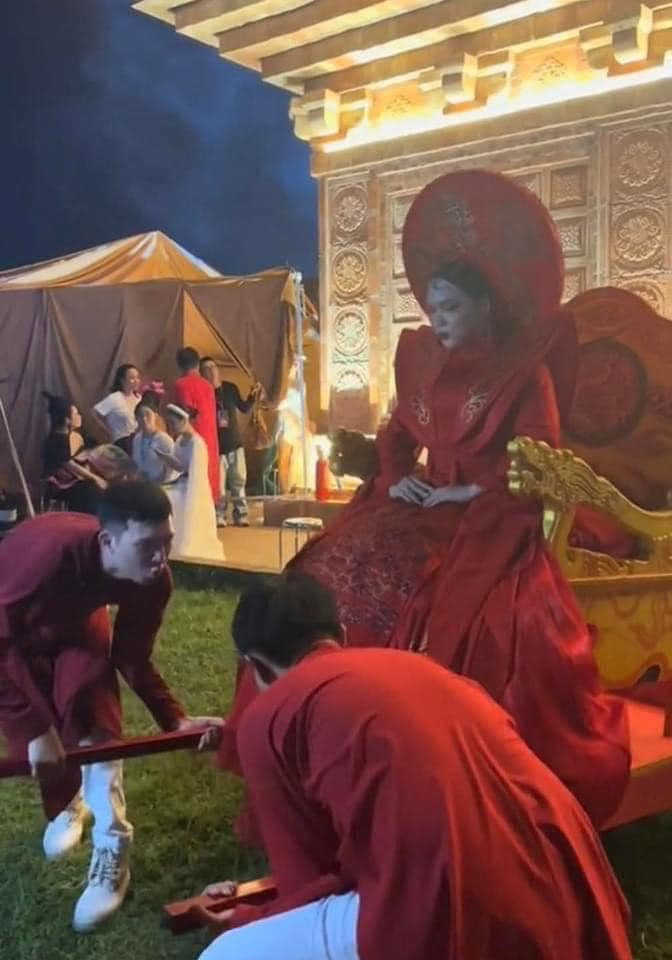 Trong đoạn clip mới đây lan truyền trên MXH quay lại cảnh Phạm Thoại ngồi kiệu, tuy nhiên khi kiệu đang được nâng lên thì bất ngờ mất thăng bằng và nam TikToker ngã sõng soài.