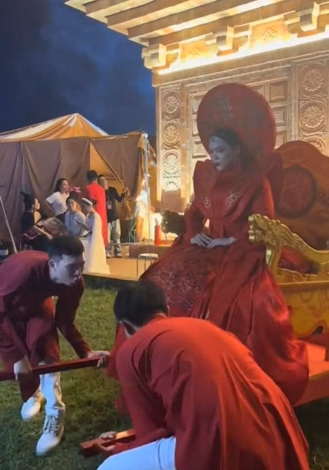 Trong đoạn clip mới đây lan truyền trên MXH quay lại cảnh Phạm Thoại ngồi kiệu, tuy nhiên khi kiệu đang được nâng lên thì bất ngờ mất thăng bằng và nam TikToker ngã sõng soài.