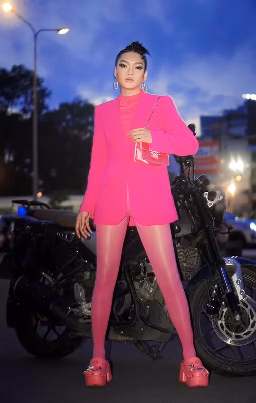 Nhắc đến Phạm Thoại, cộng đồng mạng sẽ mường tượng ra ngay những màn trình diễn outfit độc lạ, có phần "lố" mỗi khi hot TikToker này đi dự sự kiện.