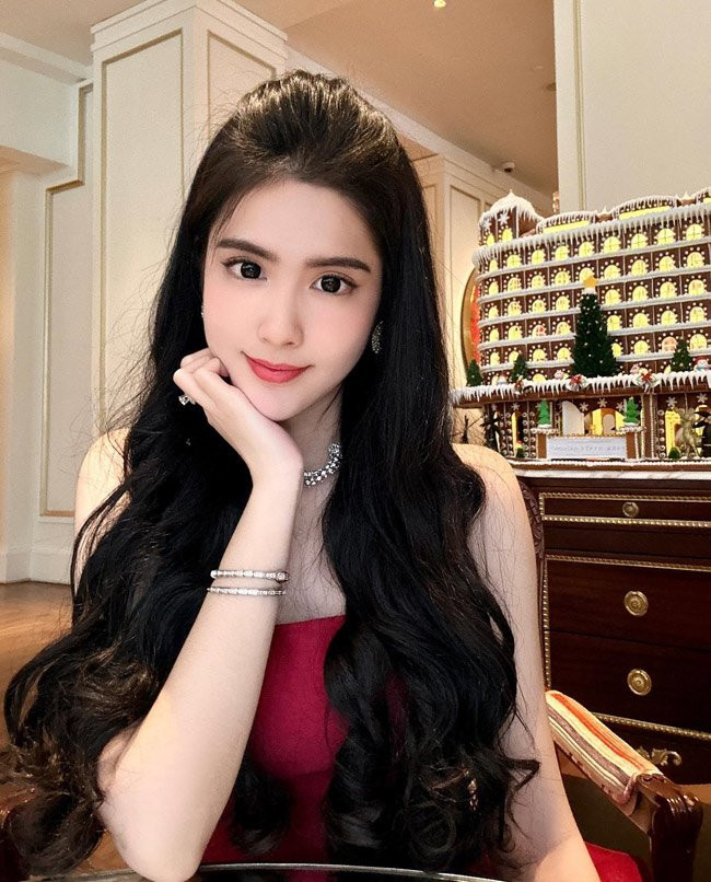 Đoan Nghi cao 1m65, số đo 3 vòng lần lượt là 86-57-95(cm).