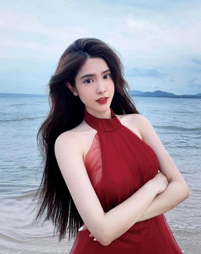 Hot girl Đồng Tháp gây bất ngờ với nhan sắc đời thường. Mang trong mình hai dòng máu Việt - Trung, Đoan Nghi sở hữu gương mặt thanh tú cùng vóc dáng chuẩn.