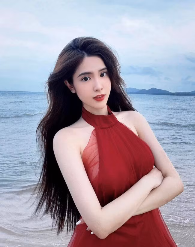 Hot girl Đồng Tháp gây bất ngờ với nhan sắc đời thường. Mang trong mình hai dòng máu Việt - Trung, Đoan Nghi sở hữu gương mặt thanh tú cùng vóc dáng chuẩn.