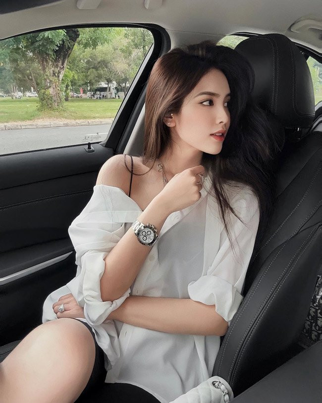 Hot girl Đồng Tháp có cuộc sống sang chảnh với đồ hiệu và những chuyến du lịch xa hoa. Ảnh: FBNV