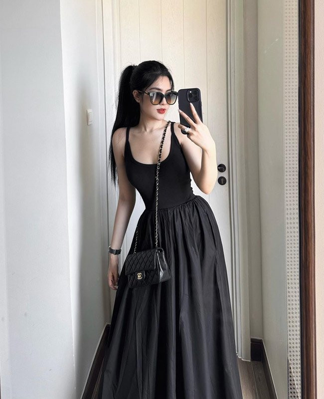 Đoan Nghi hiện là mẫu ảnh. Ngoài ra, cô nàng còn kinh doanh thời trang.