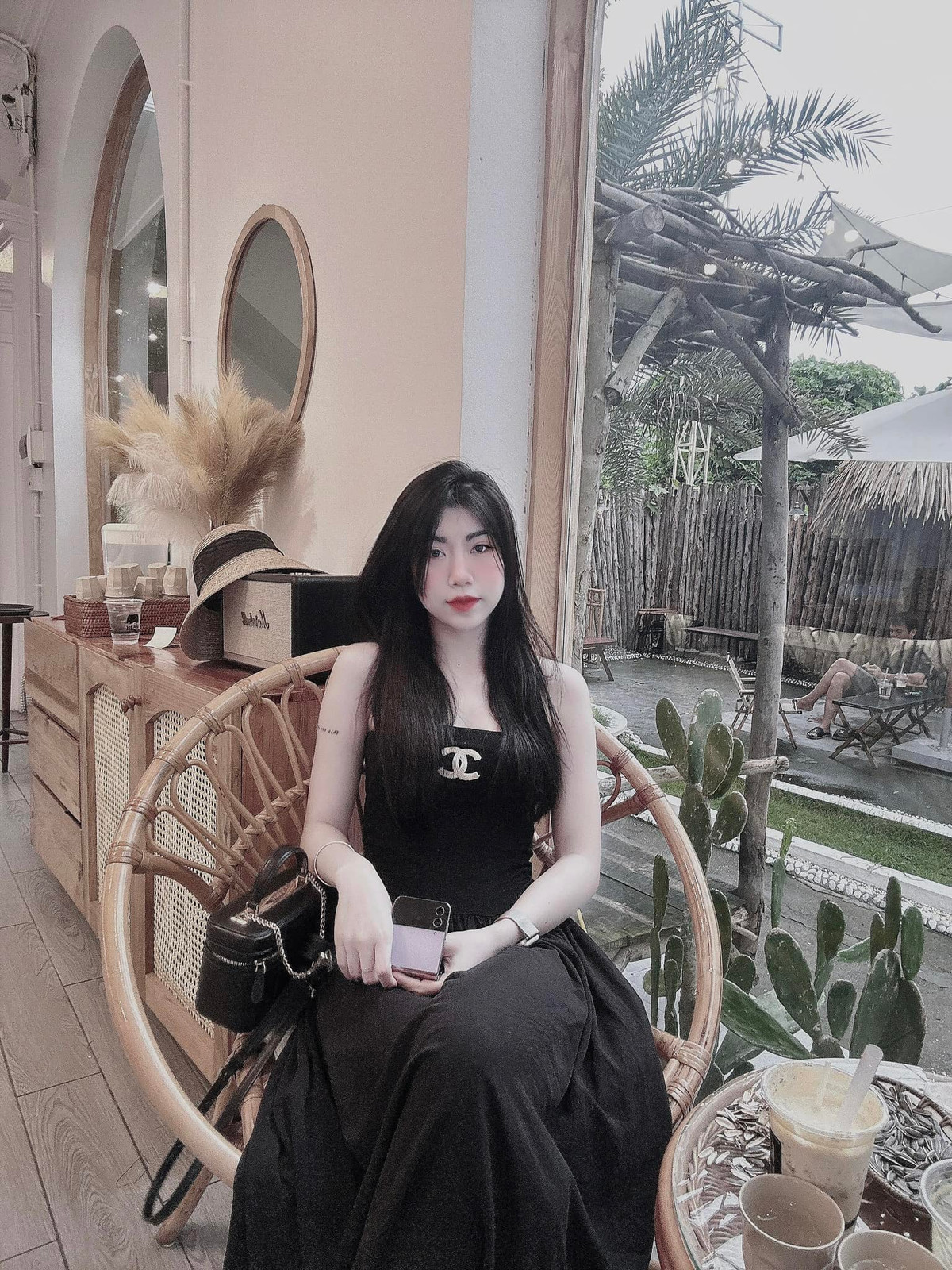 Cô nàng sở hữu làn da trắng đến phát sáng và vóc dáng chuẩn không kém các hot girl nổi tiếng.