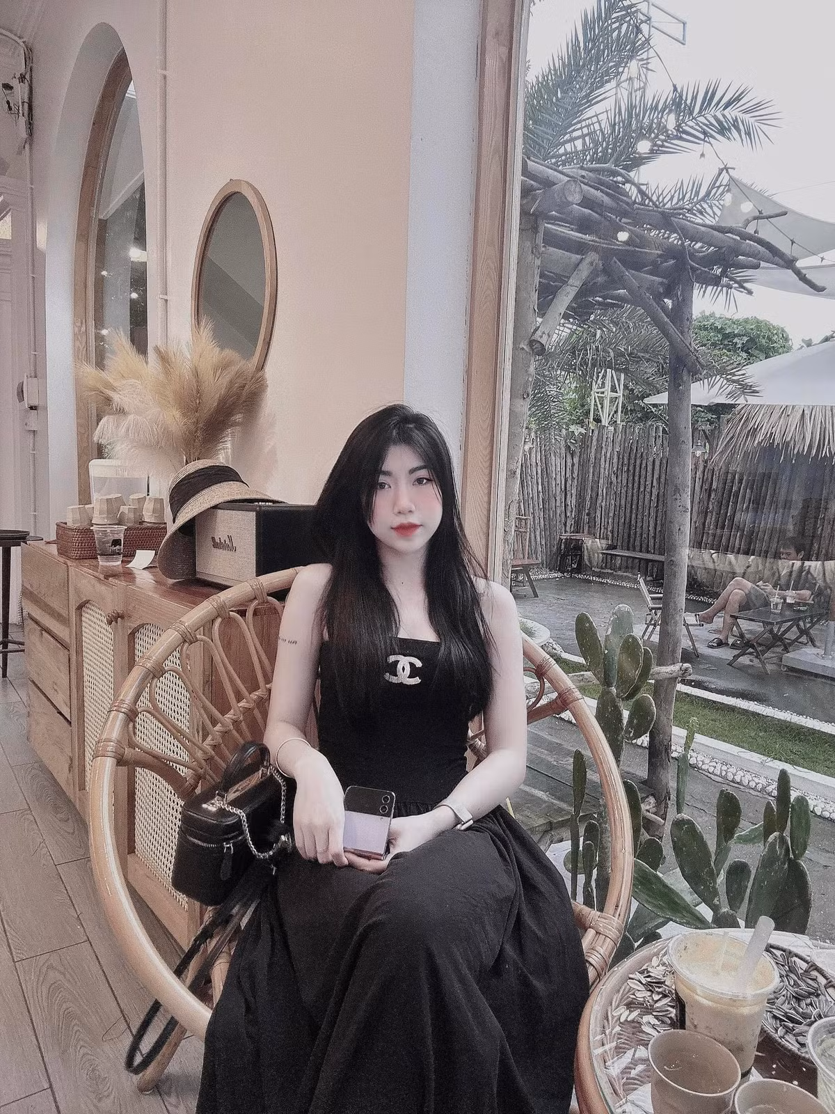 Cô nàng sở hữu làn da trắng đến phát sáng và vóc dáng chuẩn không kém các hot girl nổi tiếng.