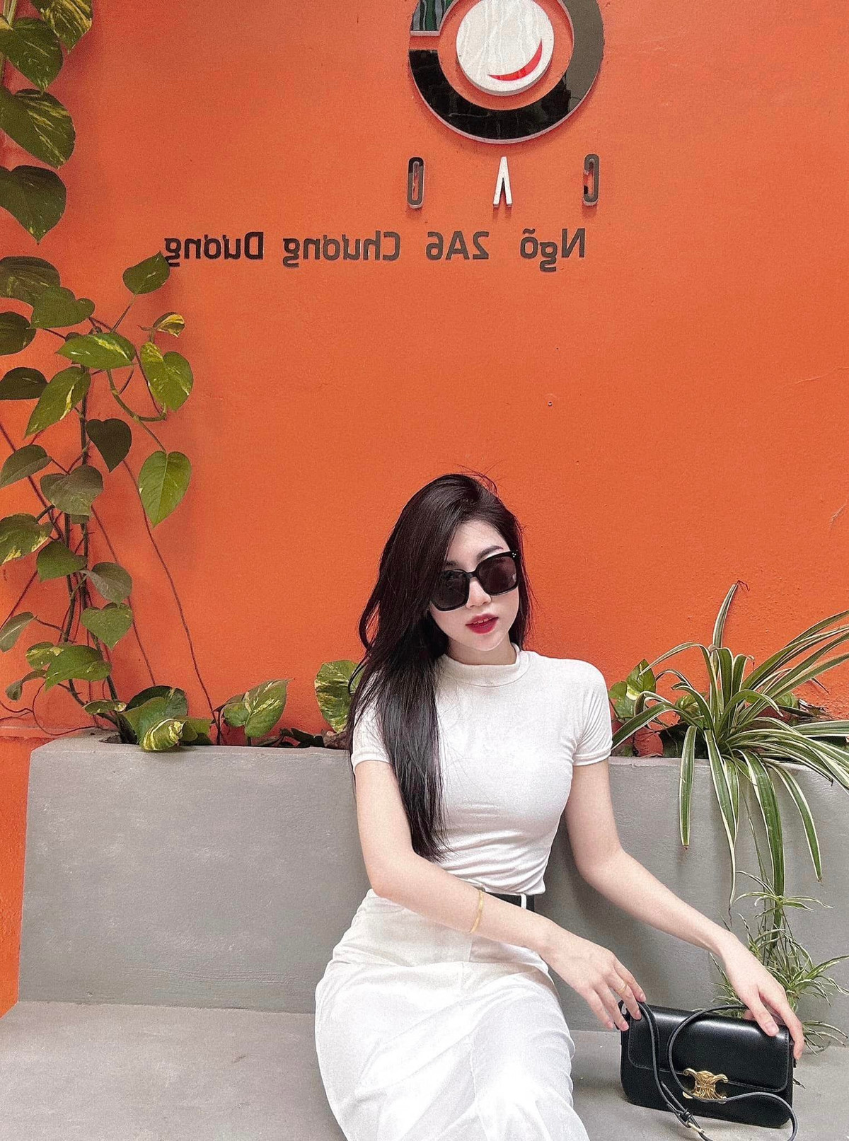 Theo đuổi phong cách nữ tính, gợi cảm, cô nàng luôn mang đến cảm giác mới mẻ mỗi khi xuất hiện.