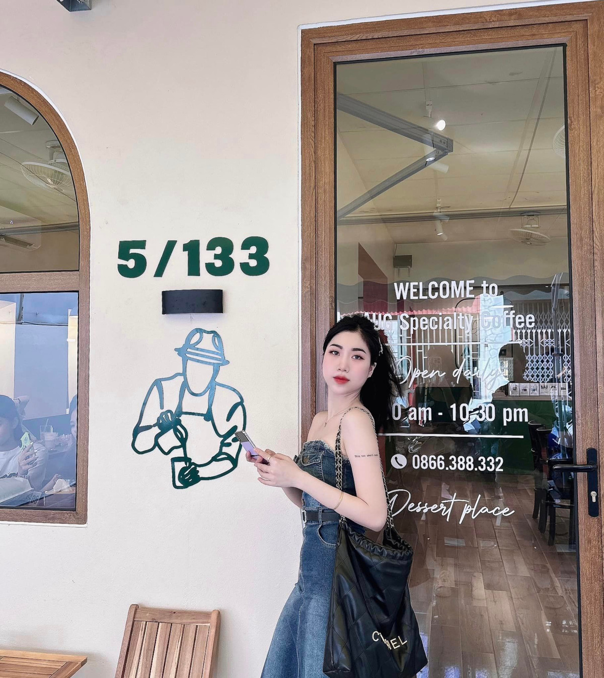 Cô nàng có mối quan hệ rất tốt với anh trai, thường xuyên chụp ảnh chung và khoe anh trai trên mạng xã hội. Ảnh: FBNV