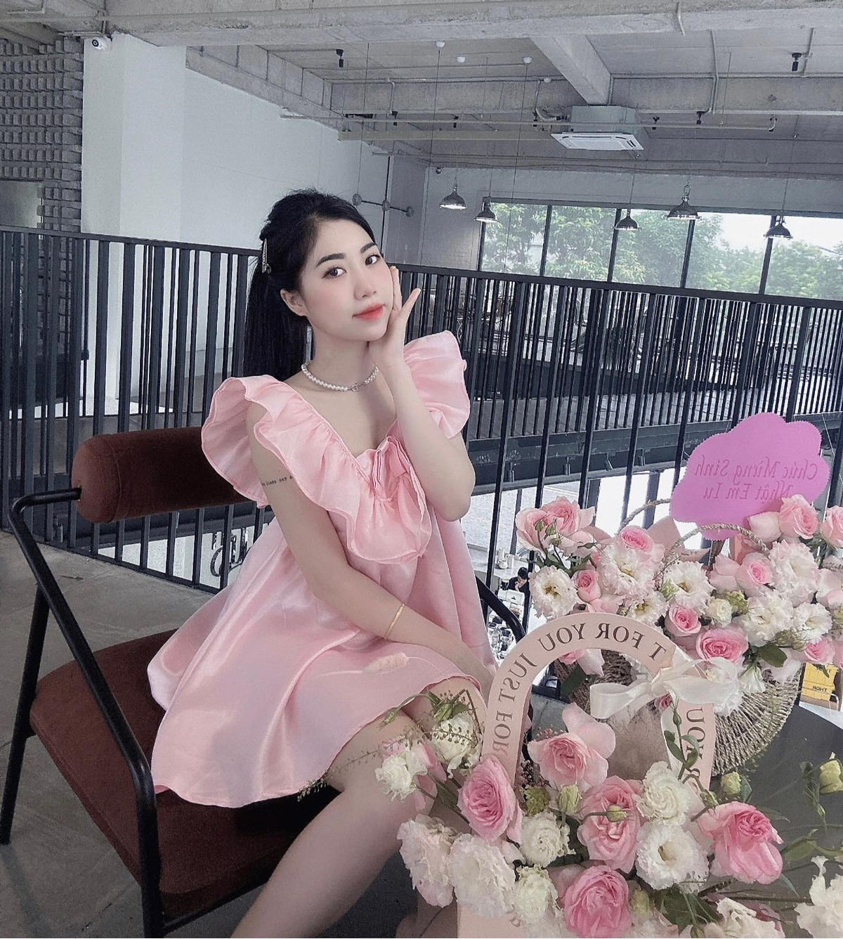 Nguyễn Nụ là cô em út trong gia đình Văn Toàn, chỉ kém anh trai cầu thủ 1 tuổi.