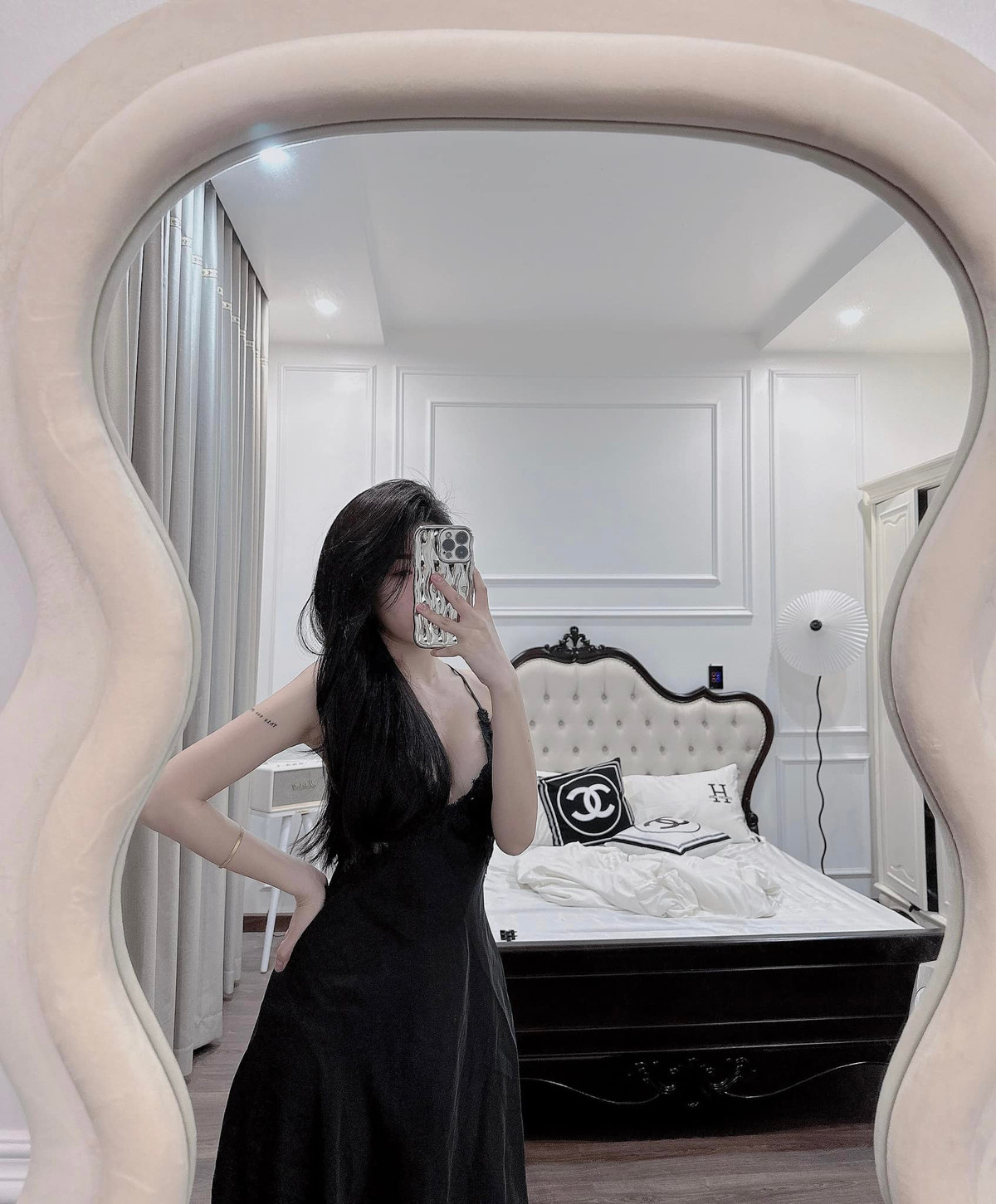 Bộ ảnh của hot girl gốc Hải Dương thu hút hơn 2.000 lượt yêu thích và gần trăm lượt bình luận.