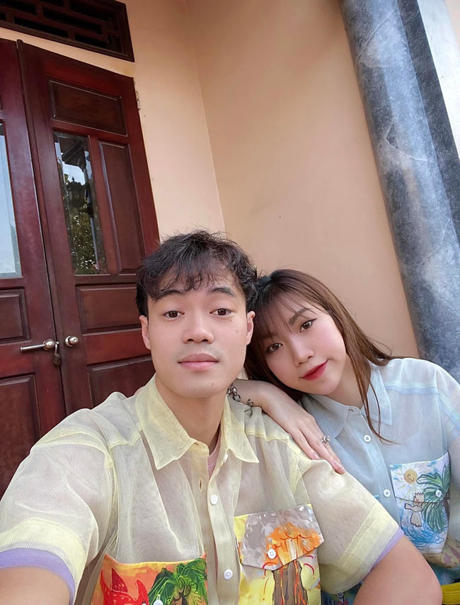 Nguyễn Thị Nụ rất thân thiết với anh trai, cô thường xuyên chụp ảnh chung với Văn Toàn mỗi lần cầu thủ này trở về Việt Nam.