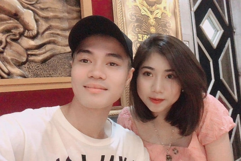 Nguyễn Thị Nụ (26 tuổi) là em gái cầu thủ Văn Toàn, cô còn là gương mặt khá nổi trong giới trẻ Việt.