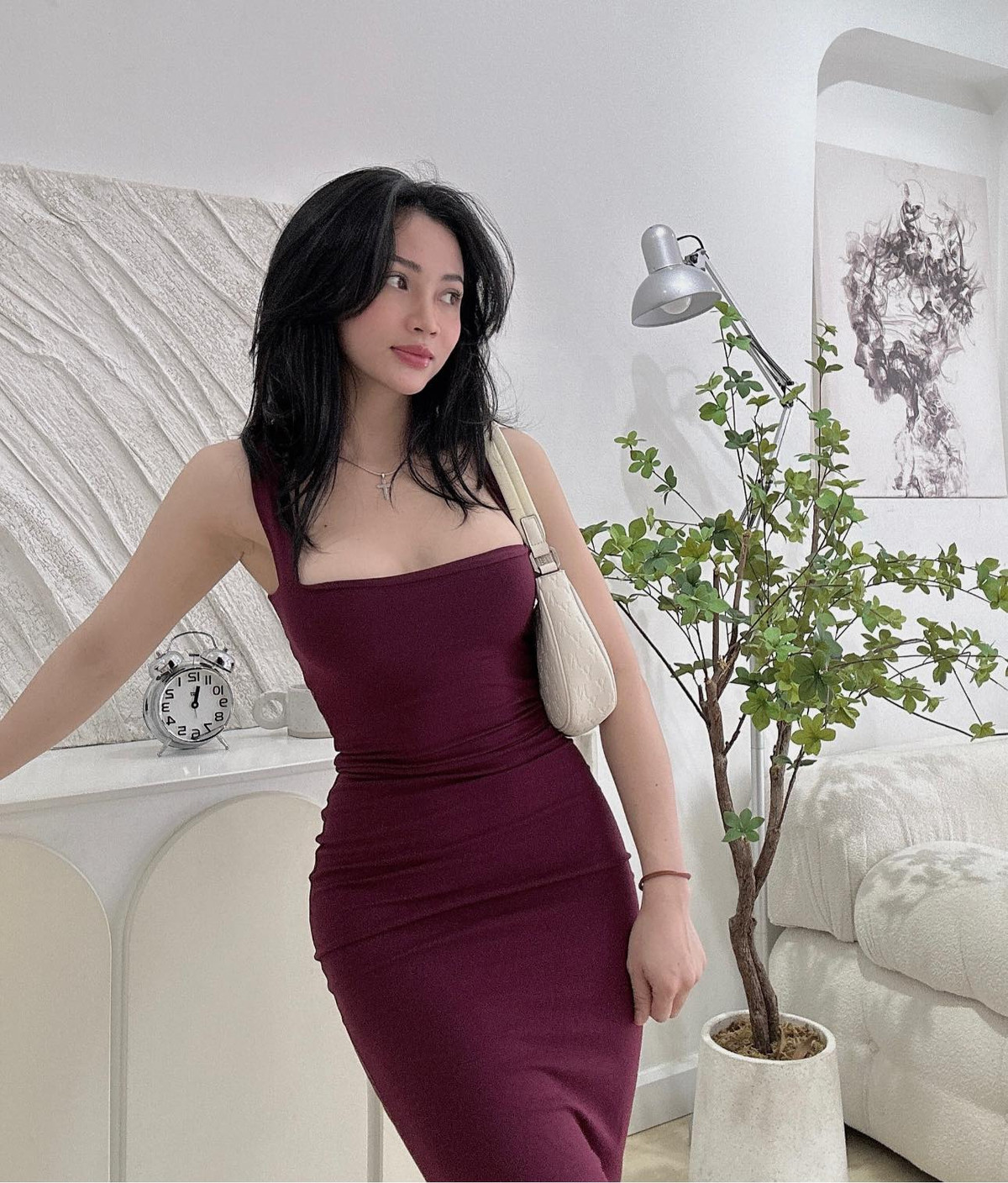 Hoàng Hà sở hữu khuôn mặt nhiều nét cuốn hút, vóc dáng bốc lửa, nhất là vòng ba đẫy đà tuyệt đẹp.