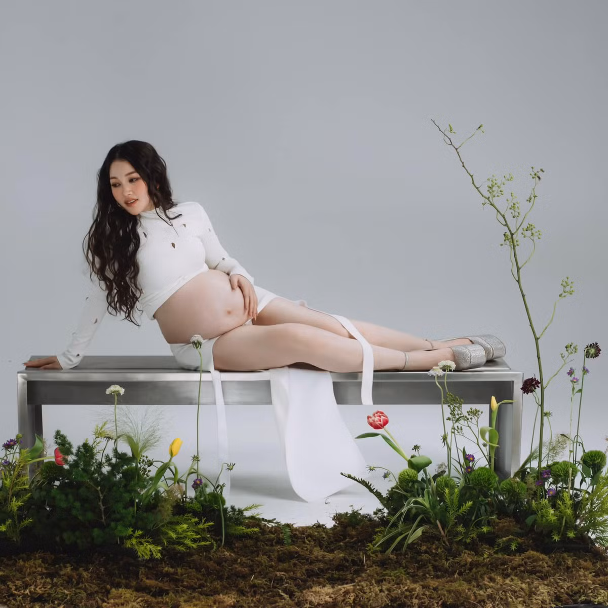 Mới đây, “ cô dâu 200 cây vàng” Trần Thu Hương gây chú ý trên MXH khi đăng tải loạt ảnh khoe bụng bầu ở tuần thứ 36 thai kỳ.