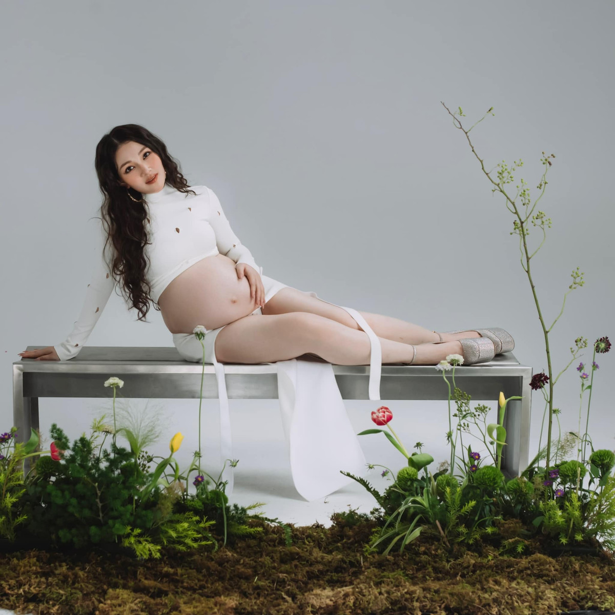 Dưới phần bình luận, "cô dâu Nam Định" nhận được nhiều lời khen vì vóc dáng thon thả, gương mặt xinh đẹp và chân tay không bị phù nề.