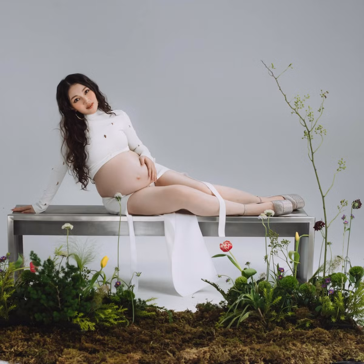 Dưới phần bình luận, "cô dâu Nam Định" nhận được nhiều lời khen vì vóc dáng thon thả, gương mặt xinh đẹp và chân tay không bị phù nề.