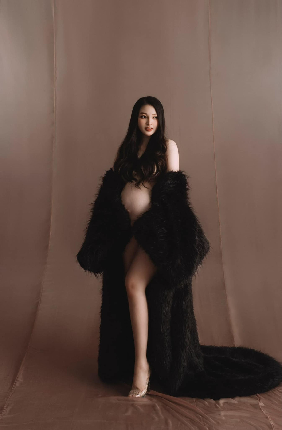 Năm 2019, đám cưới của cô gây chú ý trên MXH khi được tổ chức tại nhà riêng là một tòa lâu đài 7 tầng có giá trị lên tới hàng trăm tỷ đồng. Ngoài ra, bố của Thu Hương còn tặng 200 cây vàng để làm hồi môn cho cô.