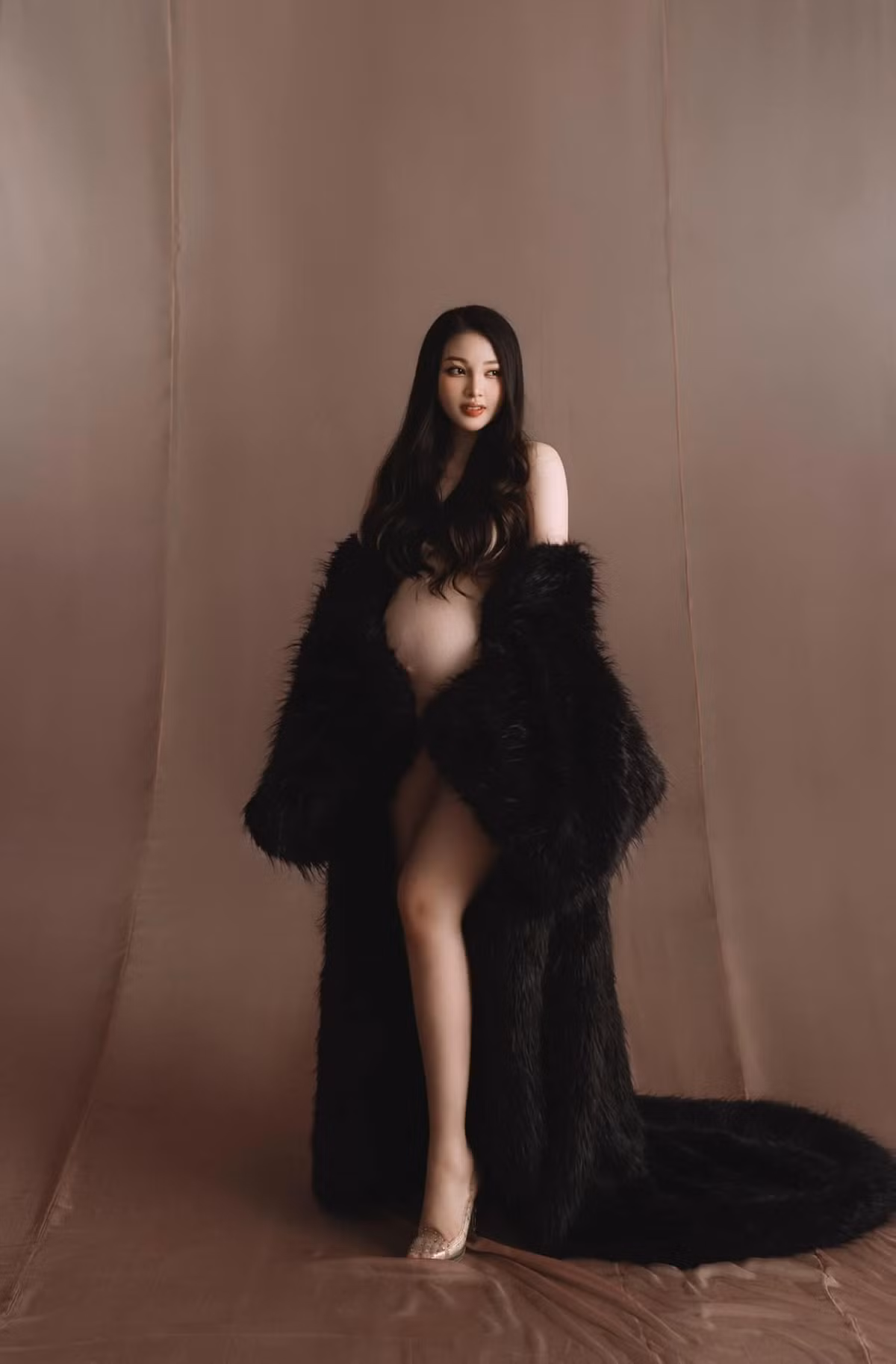 Năm 2019, đám cưới của cô gây chú ý trên MXH khi được tổ chức tại nhà riêng là một tòa lâu đài 7 tầng có giá trị lên tới hàng trăm tỷ đồng. Ngoài ra, bố của Thu Hương còn tặng 200 cây vàng để làm hồi môn cho cô.