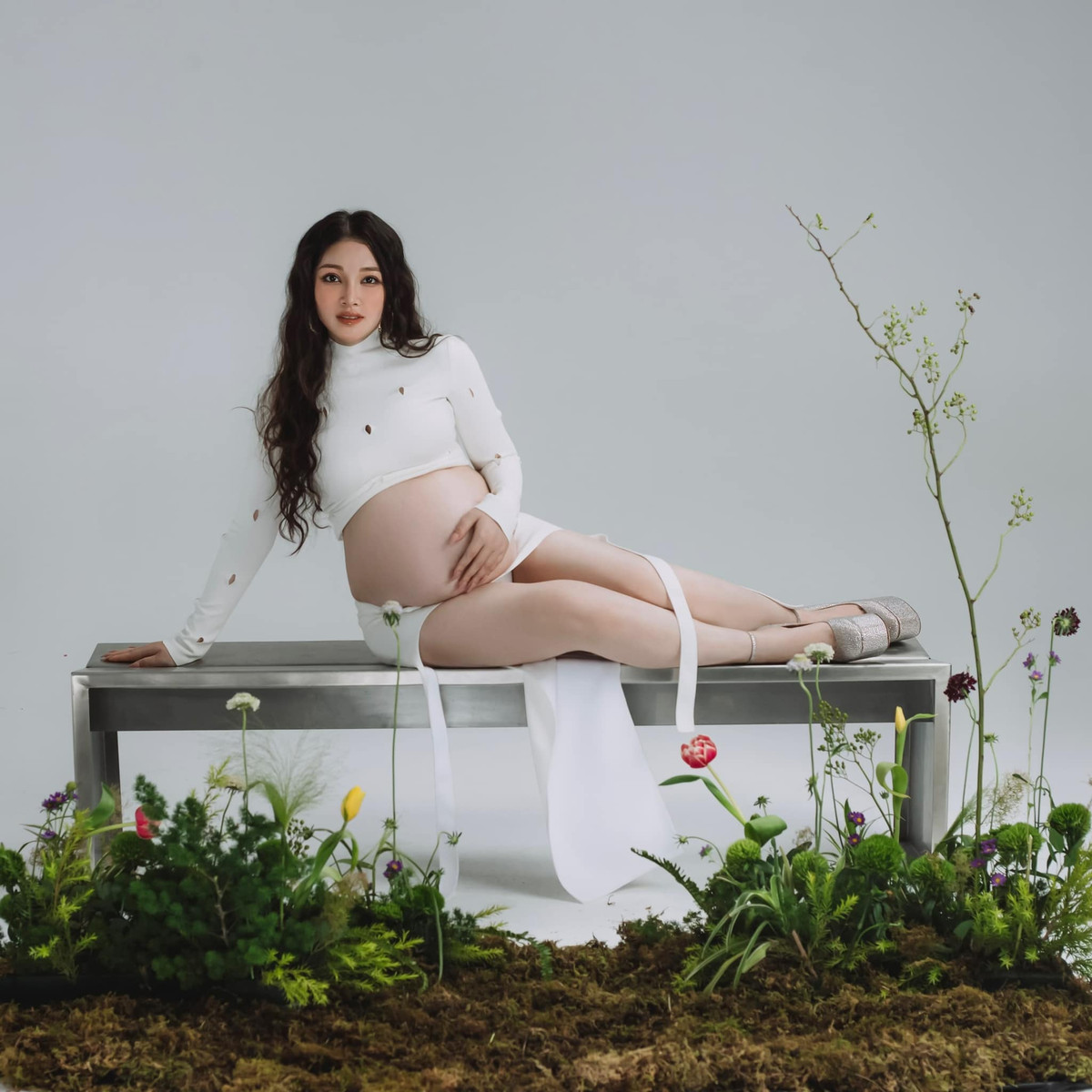 Trần Thu Hương khoe ảnh kỉ niệm mang bầu lần 3 vô cùng táo bạo khi cô chỉ quấn khăn vòng 3, để lộ bụng và đôi chân dài.