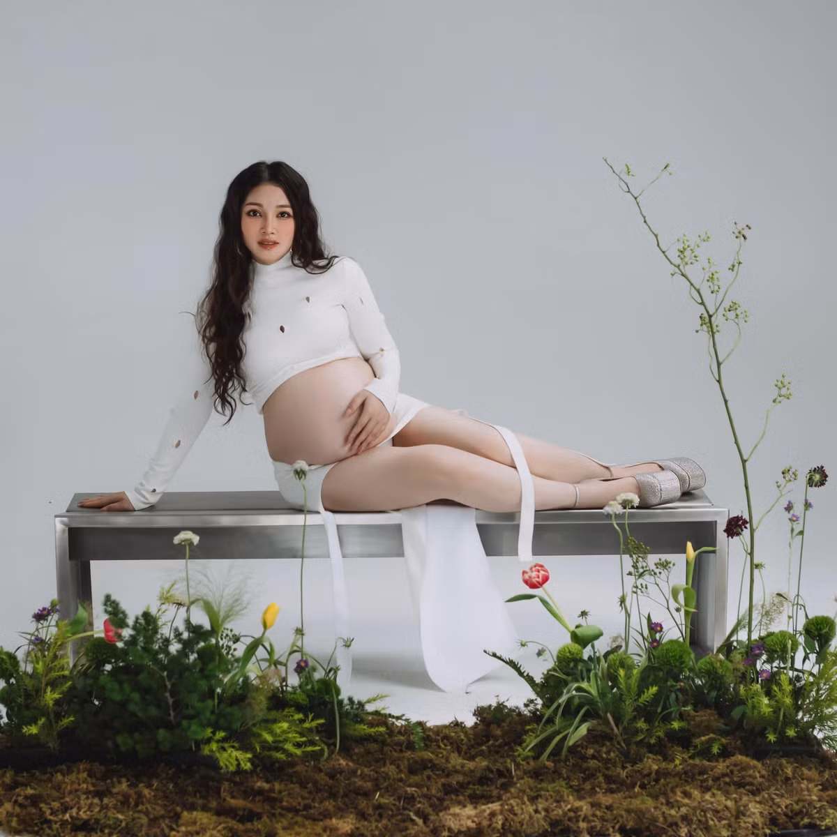 Trần Thu Hương khoe ảnh kỉ niệm mang bầu lần 3 vô cùng táo bạo khi cô chỉ quấn khăn vòng 3, để lộ bụng và đôi chân dài.