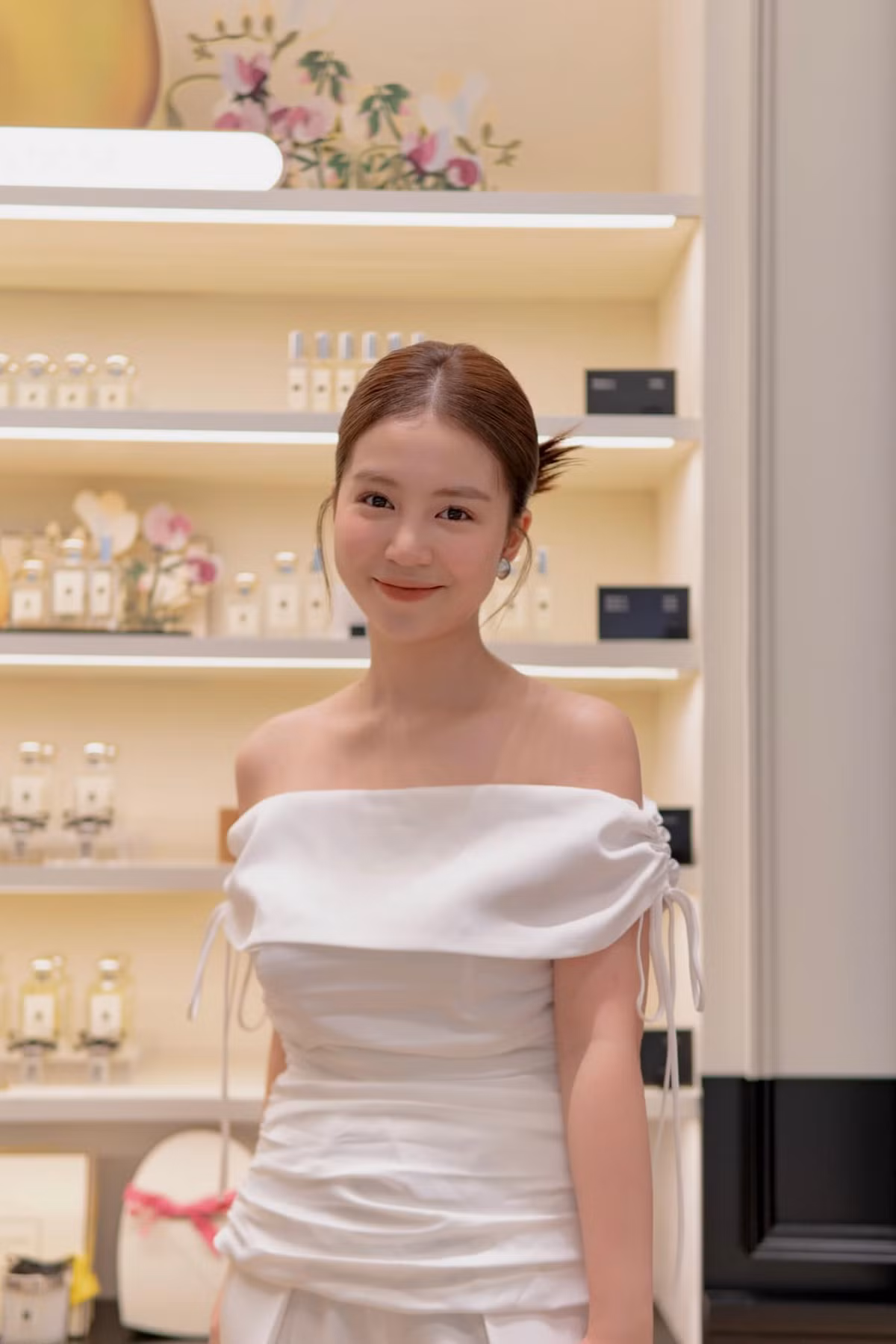 Mẹ một con cũng giữ thói quen chia sẻ cuộc sống đến người hâm mộ thông qua mạng xã hội.