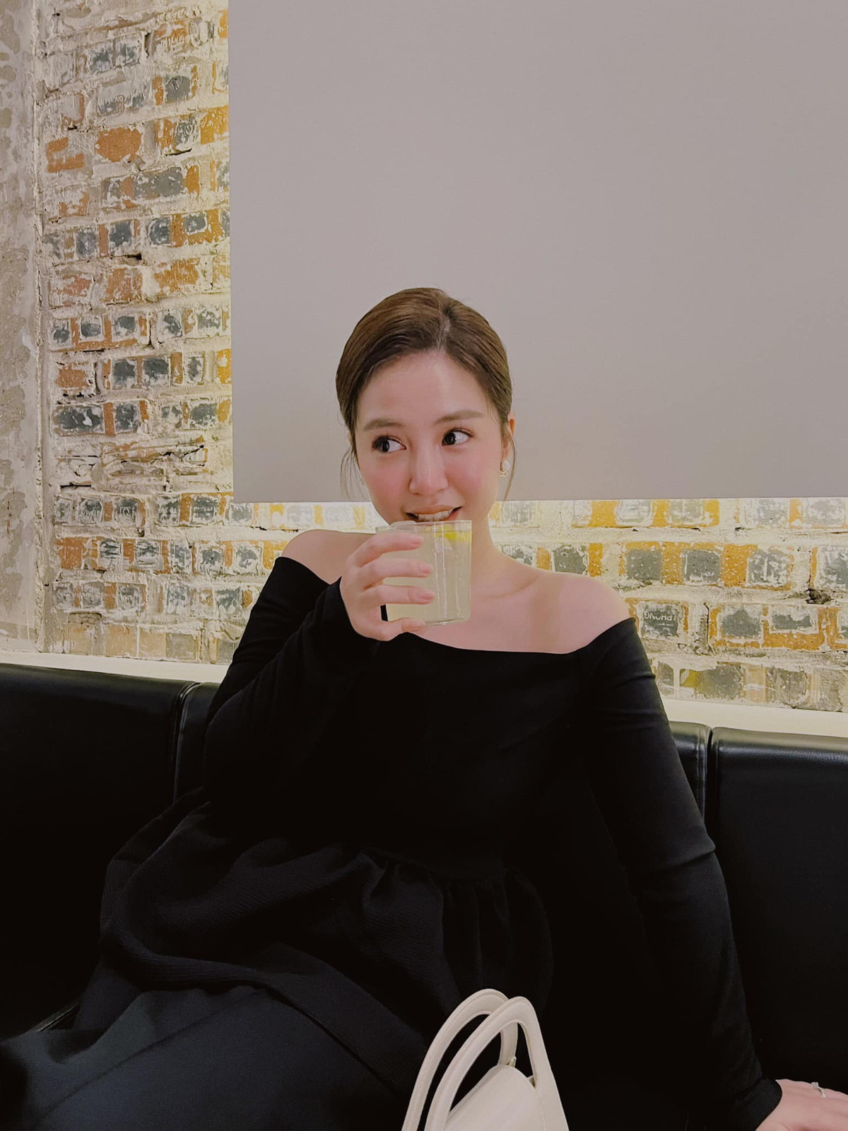 Lần đầu làm mẹ, cựu hot girl sinh năm 1996 gặp phải nhiều khó khăn, bỡ ngỡ và từng rơi vào trạng thái không ổn định sau sinh. Tuy nhiên, Mẫn Tiên tìm được cách cân bằng cảm xúc, dành toàn bộ thời gian để chăm sóc cho em bé Noah