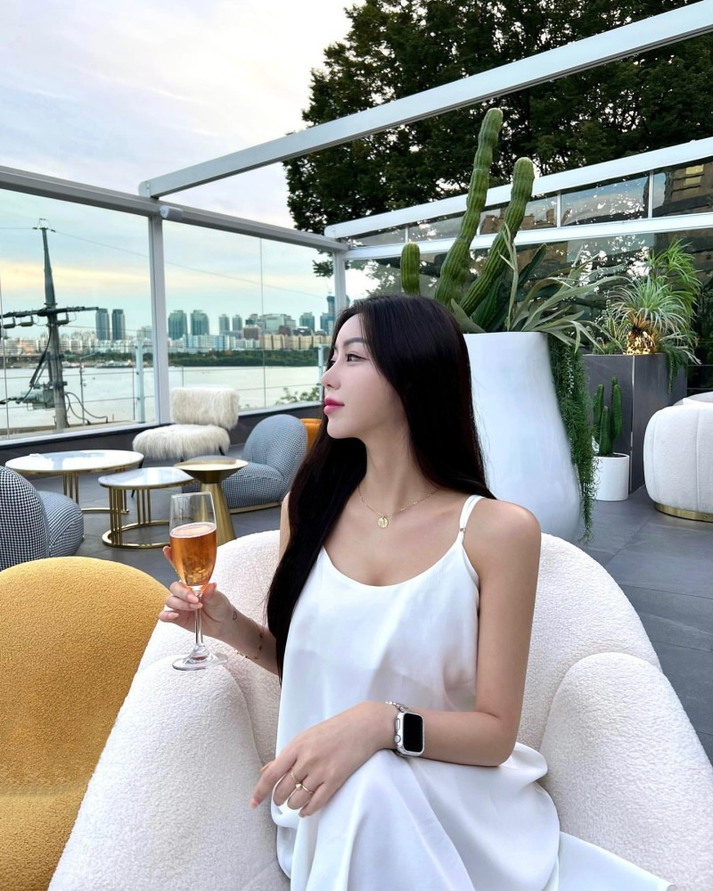 Hot girl 9X thường xuyên lọt top những mỹ nhân nóng bỏng nhất trên các diễn đàn nhờ sức hút khó cưỡng.