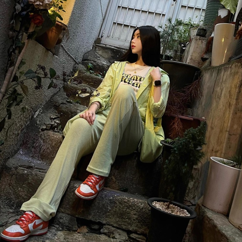 Khi người đẹp khoe hình thể trên trang cá nhân, không ít người bày tỏ sự hoài nghi rằng đây là sản phẩm của photoshop hoặc phẫu thuật thẩm mỹ.