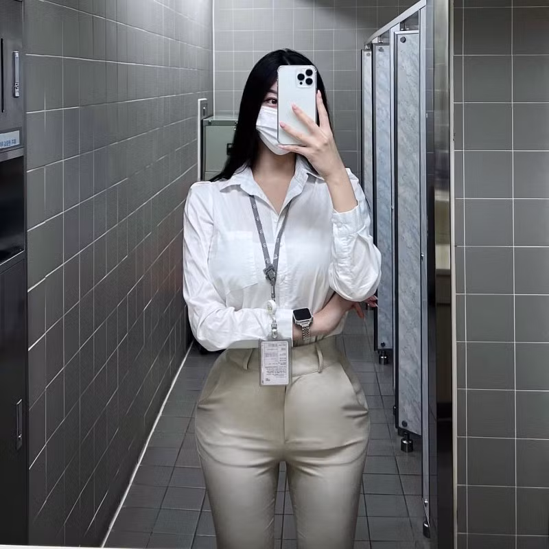 Cô có phong cách vừa gợi cảm vừa tiểu thư, sang chảnh.