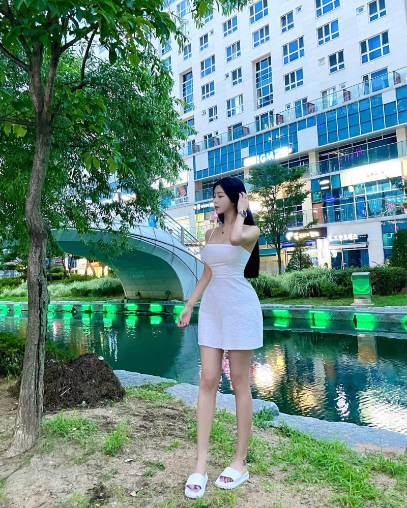 Hot girl Hàn Quốc này còn sở hữu làn da trắng sứ, nhiều người còn ví làn da này như Bạch Tuyết đời thực.