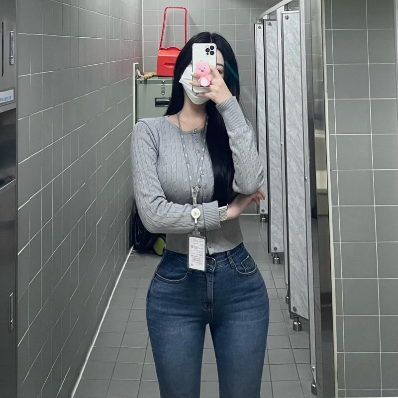 Nhờ khuôn mặt xinh đẹp, cơ thể bốc lửa, vòng eo nhỏ nhắn và vòng ba trái đào, cô còn được gọi là "búp bê sống".