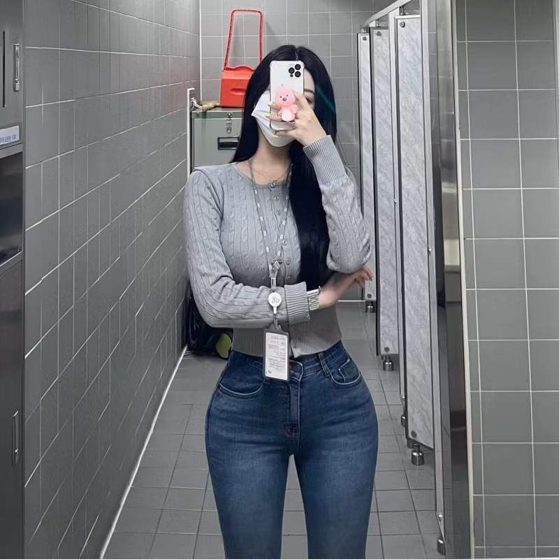 Nhờ khuôn mặt xinh đẹp, cơ thể bốc lửa, vòng eo nhỏ nhắn và vòng ba trái đào, cô còn được gọi là "búp bê sống".