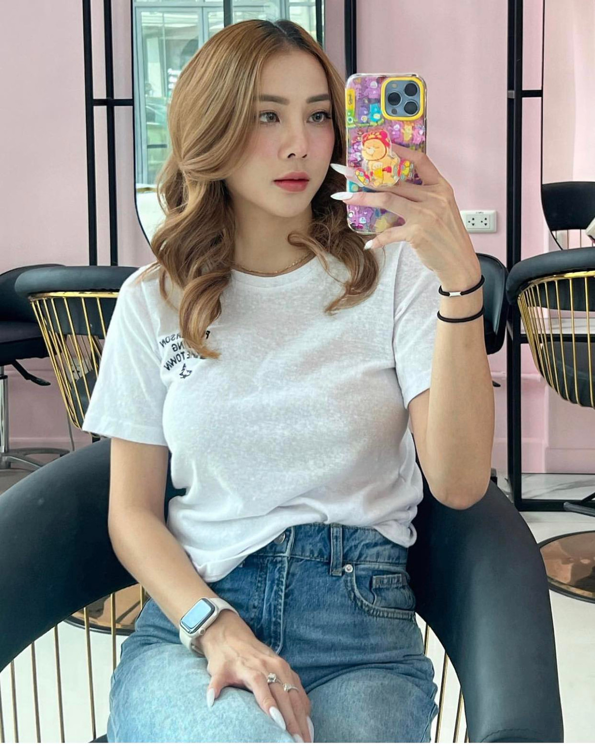 Không chỉ biết chụp độc nội y, bản thân Soraya Upaiprom cũng sáng tạo ra vô vàn kiểu tạo mix đồ lạ mắt với nội y, khiến cô trở thành icon thời trang được nhiều người hâm mộ.