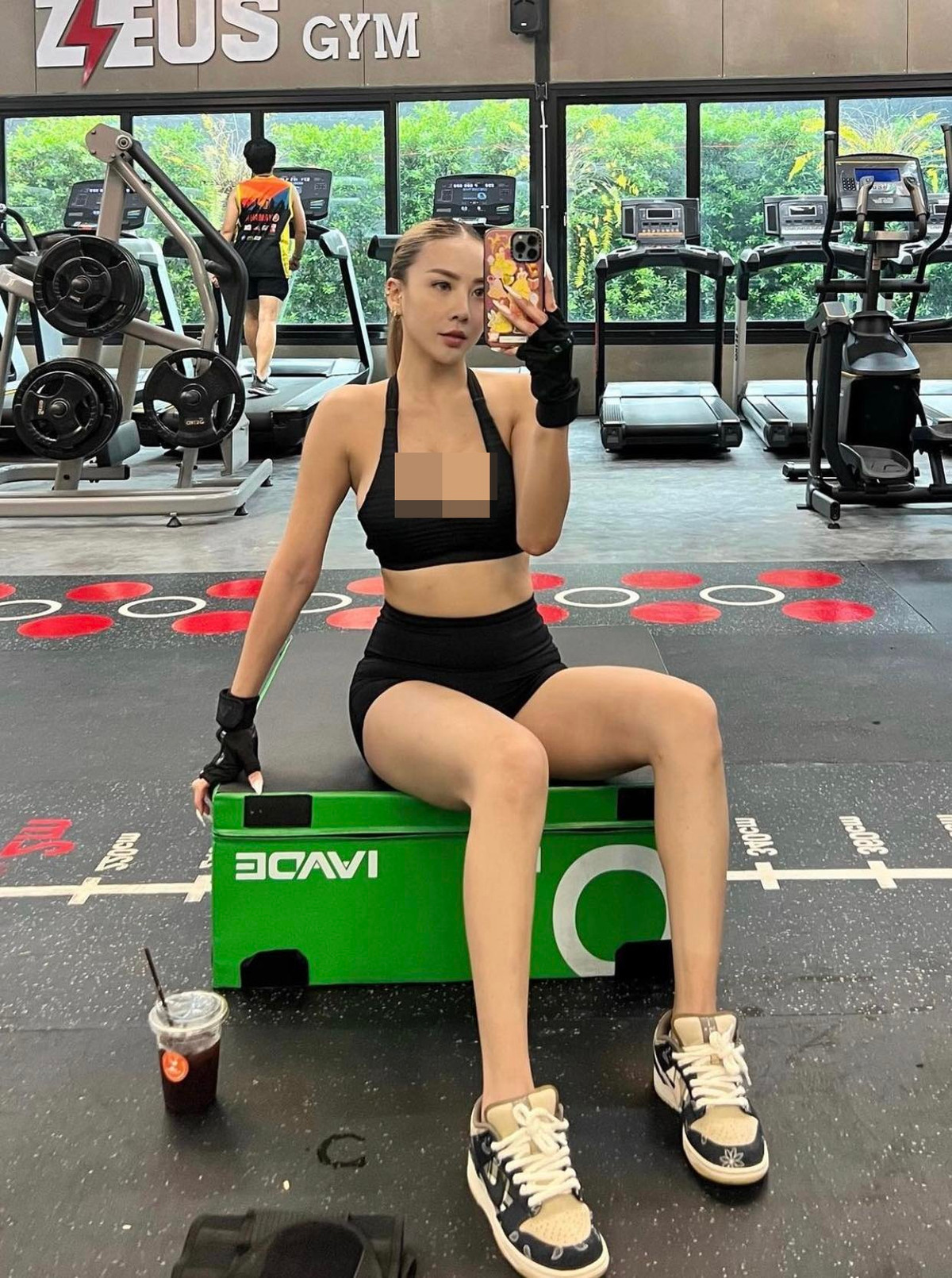 Người đẹp 9X sở hữu lượng fan “khủng” trên khắp châu Á nhờ thường xuyên khoe hình hở bạo lên mạng xã hội.