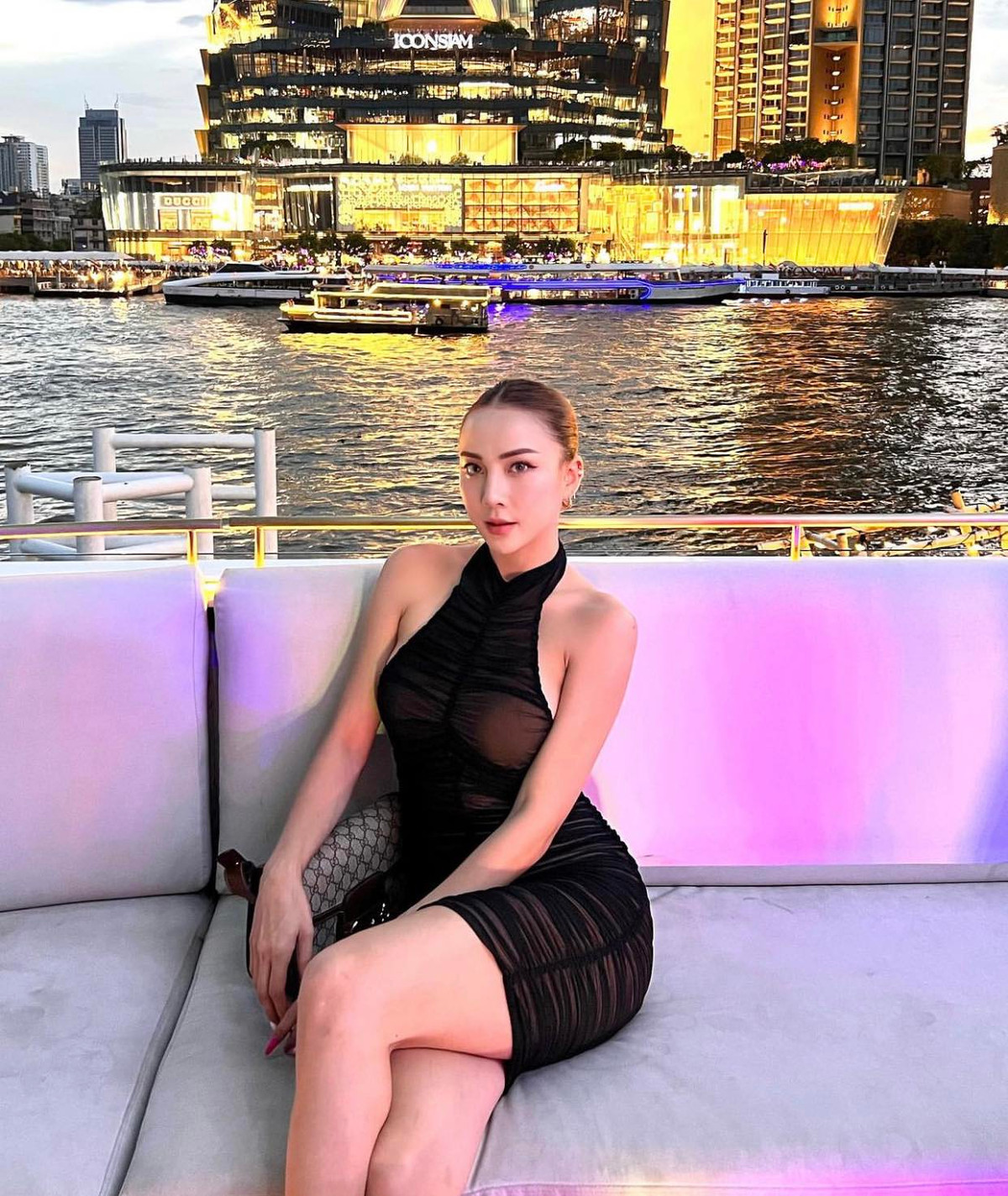 Tìm kiếm tên Soraya Upaiprom trên mạng xã hội, đến phụ nữ cũng phải choáng ngợp bởi vô vàn khung hình cô nàng phô diễn vóc dáng bốc lửa.