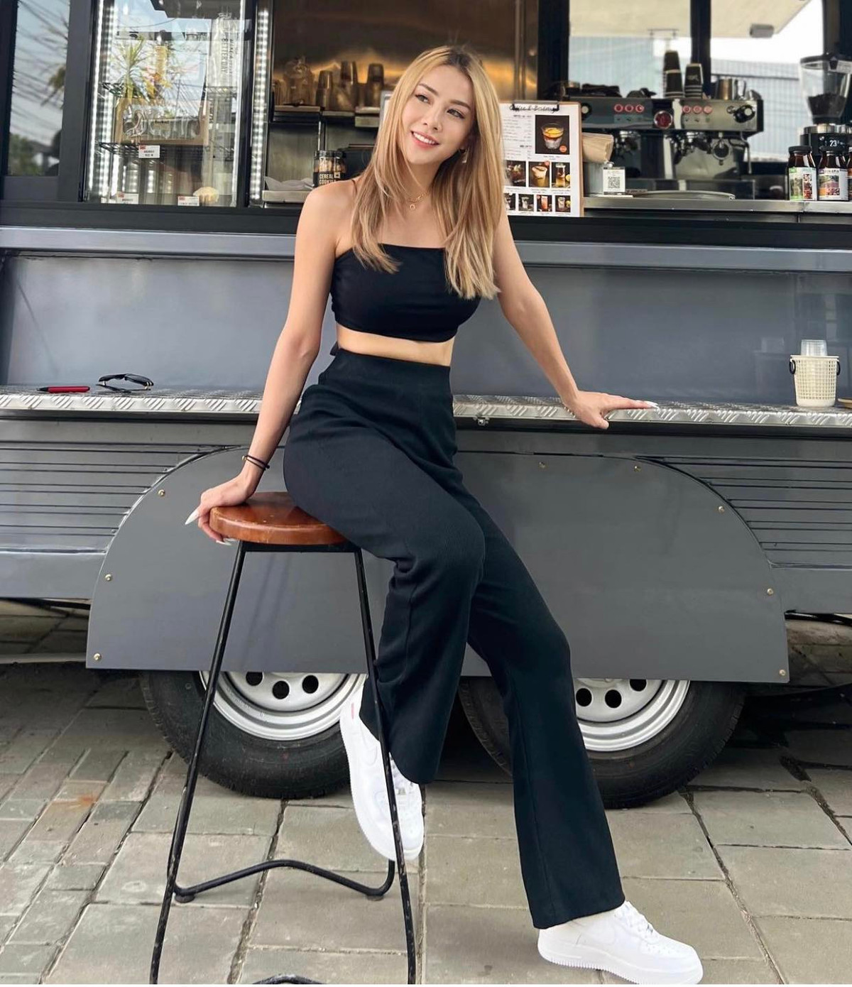 Gương mặt với các đường nét sắc sảo cùng gu thời trang khá thanh lịch của Soraya Upaiprom khiến nhiều người tưởng đang lạc vào tài khoản của cô hoa hậu nào đó.