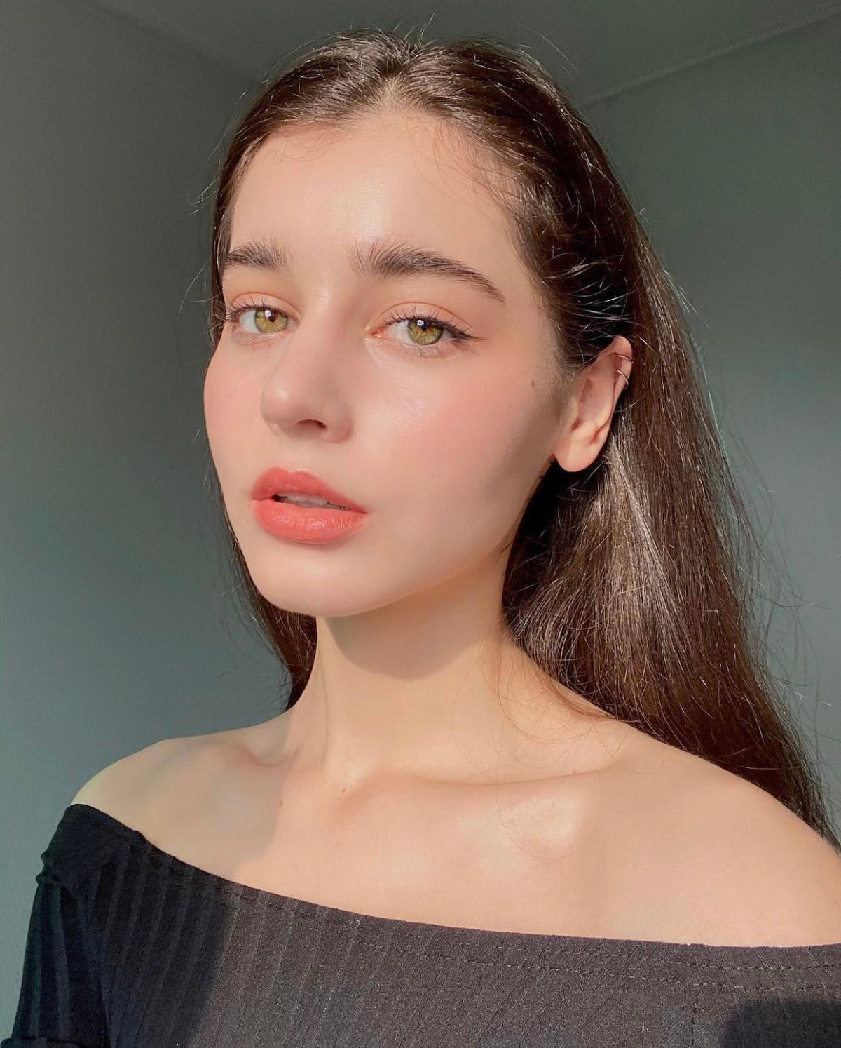 Người đẹp sinh năm 1998 gây ấn tượng bởi vẻ đẹp thanh thoát tựa thiên thần.