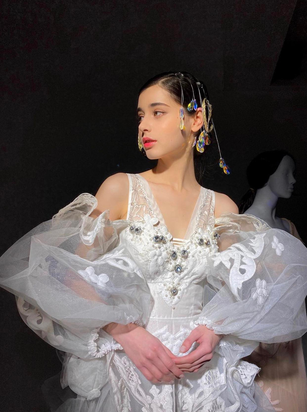 Những đường nét trên khuôn mặt mỹ nhân 21 tuổi đều rất hoàn hảo, đặc biệt là sống mũi cao thẳng và đôi mắt to tròn, tạo nên góc nghiêng thần thánh.