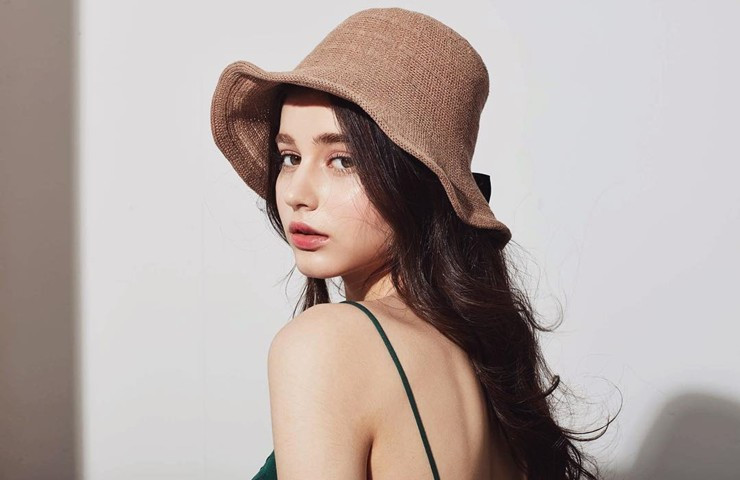 Katya Chertykova đắt show quảng cáo nội y cho nhiều thương hiệu lớn.