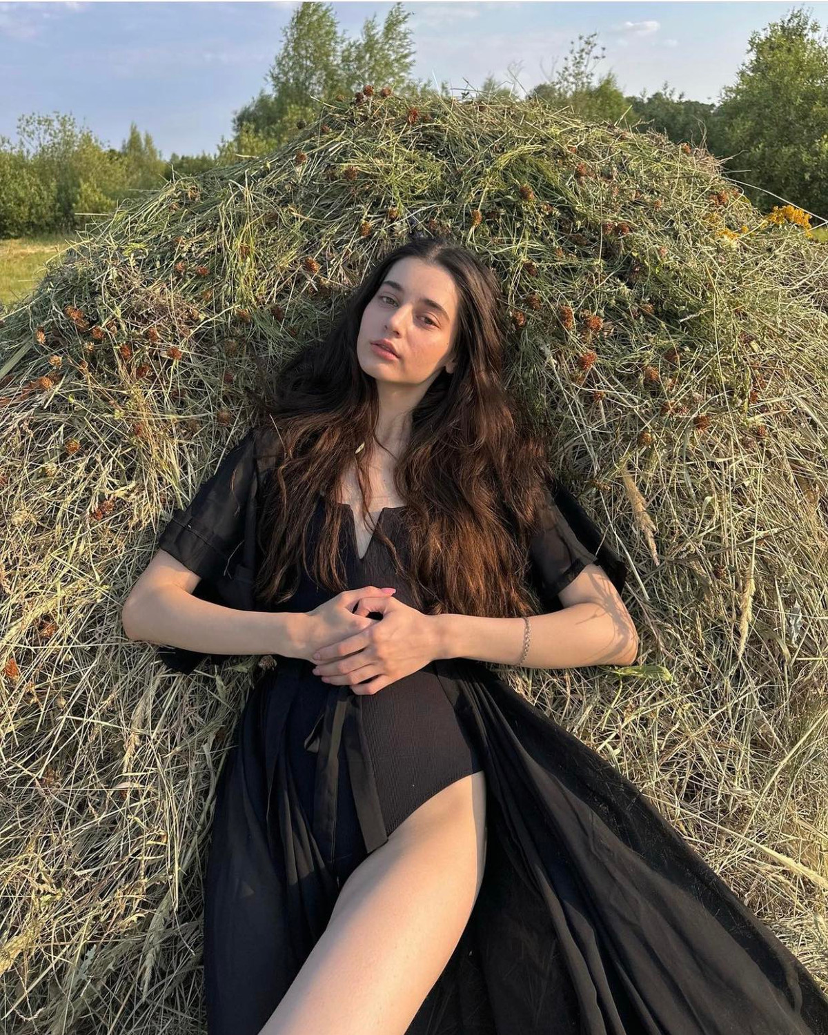 Cô thay đổi phong cách trưởng thành, gợi cảm và quyến rũ hơn, khác hình ảnh trẻ trung, năng động trước đó.