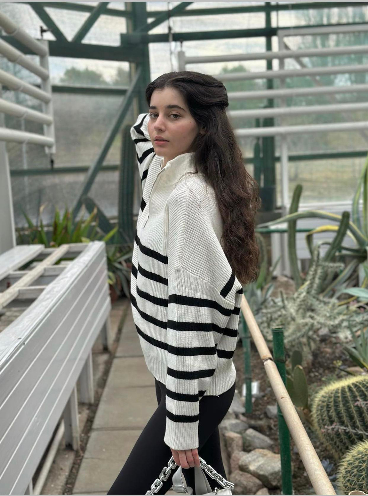 Cư dân mạng Trung Quốc so sánh cô với những mỹ nhân nức tiếng như Địch Lệ Nhiệt Ba hay Cổ Lực Na Trát.