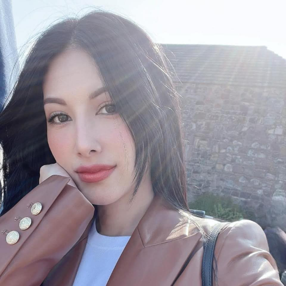 Trong hoạt động thường ngày, người đẹp ưu tiên những trang phục thoải mái và năng động.