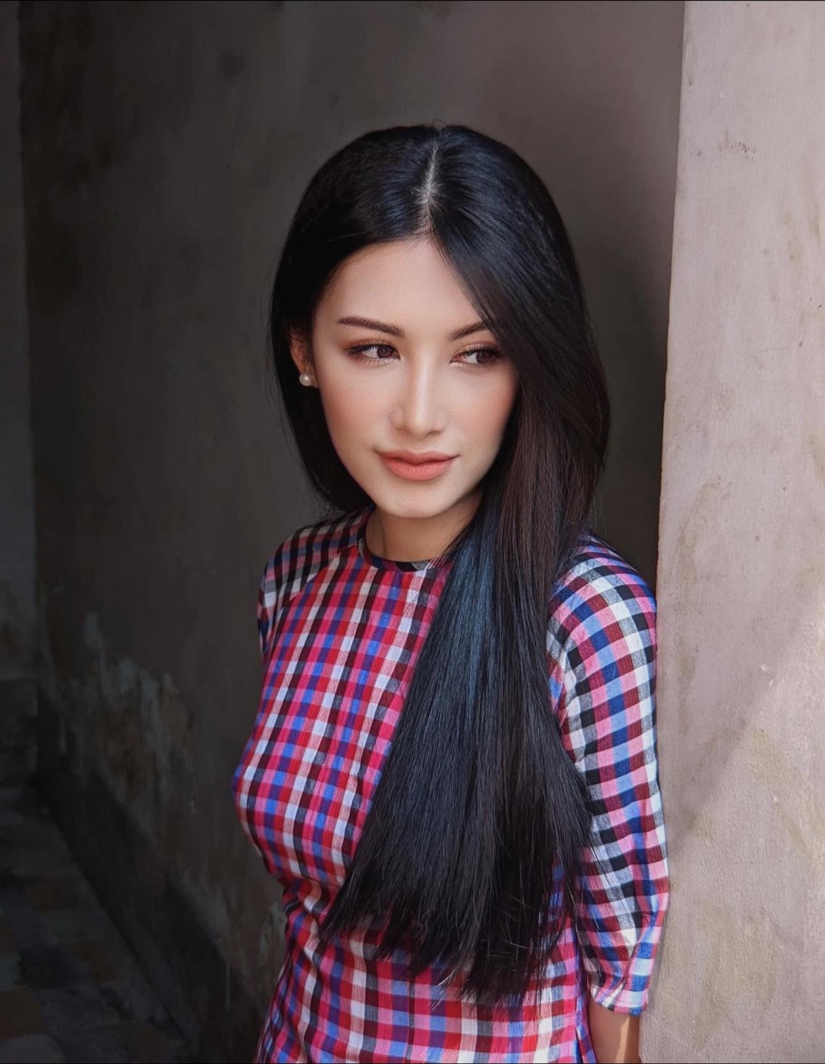 Từng tốt nghiệp chuyên ngành Fashion &amp; Textile Merchandising tại Australia nên cô luôn được khen ngợi về gu thời trang tinh tế, hiện đại.