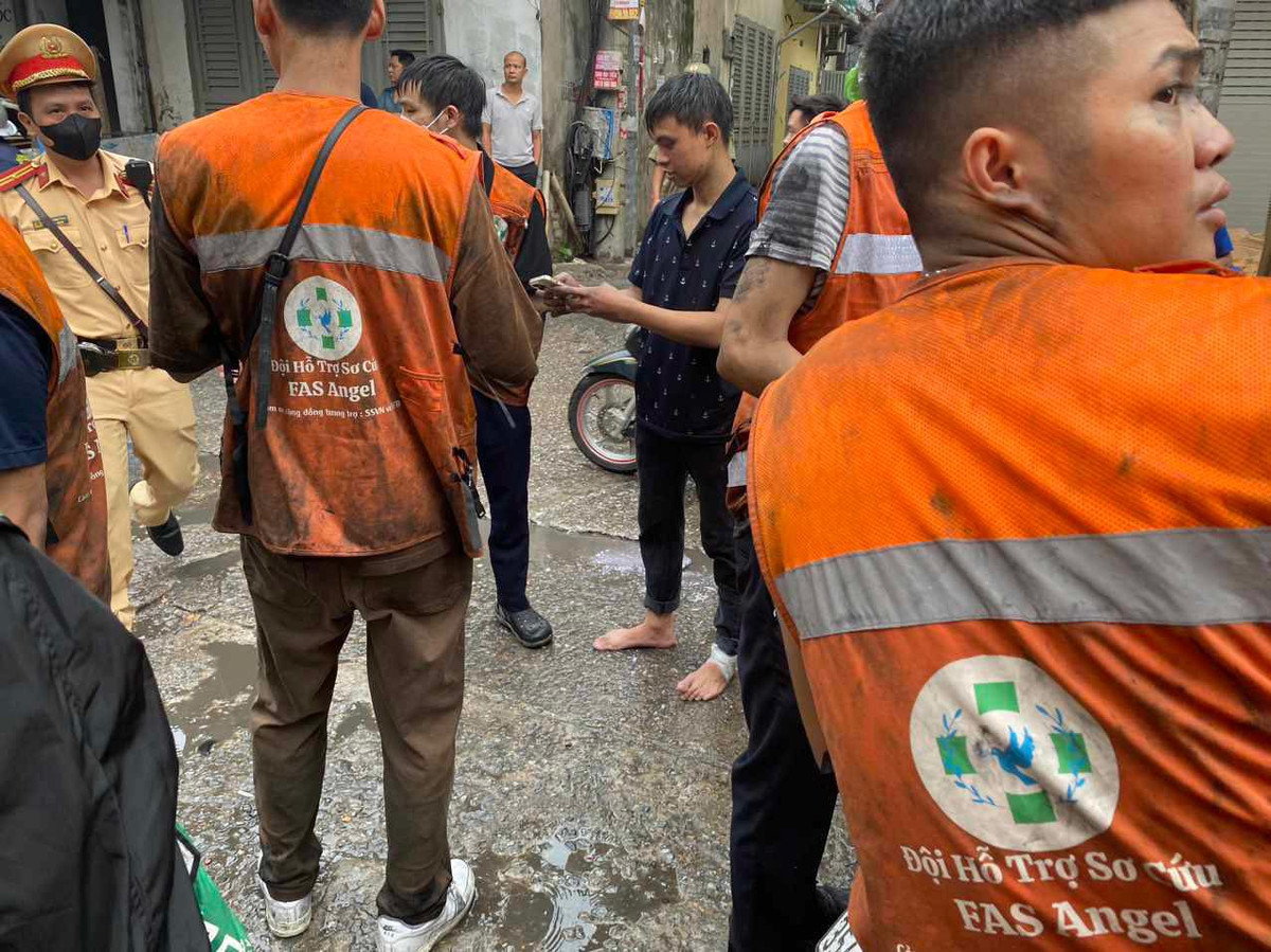 Cùng với các chiến sĩ Cảnh sát PCCC&amp;CNCH CATP Hà Nội, các chàng trai trong đội FAS Angel thực hiện giúp sức, cơ cứu cho các nạn nhân bị nạn trong vụ cháy.