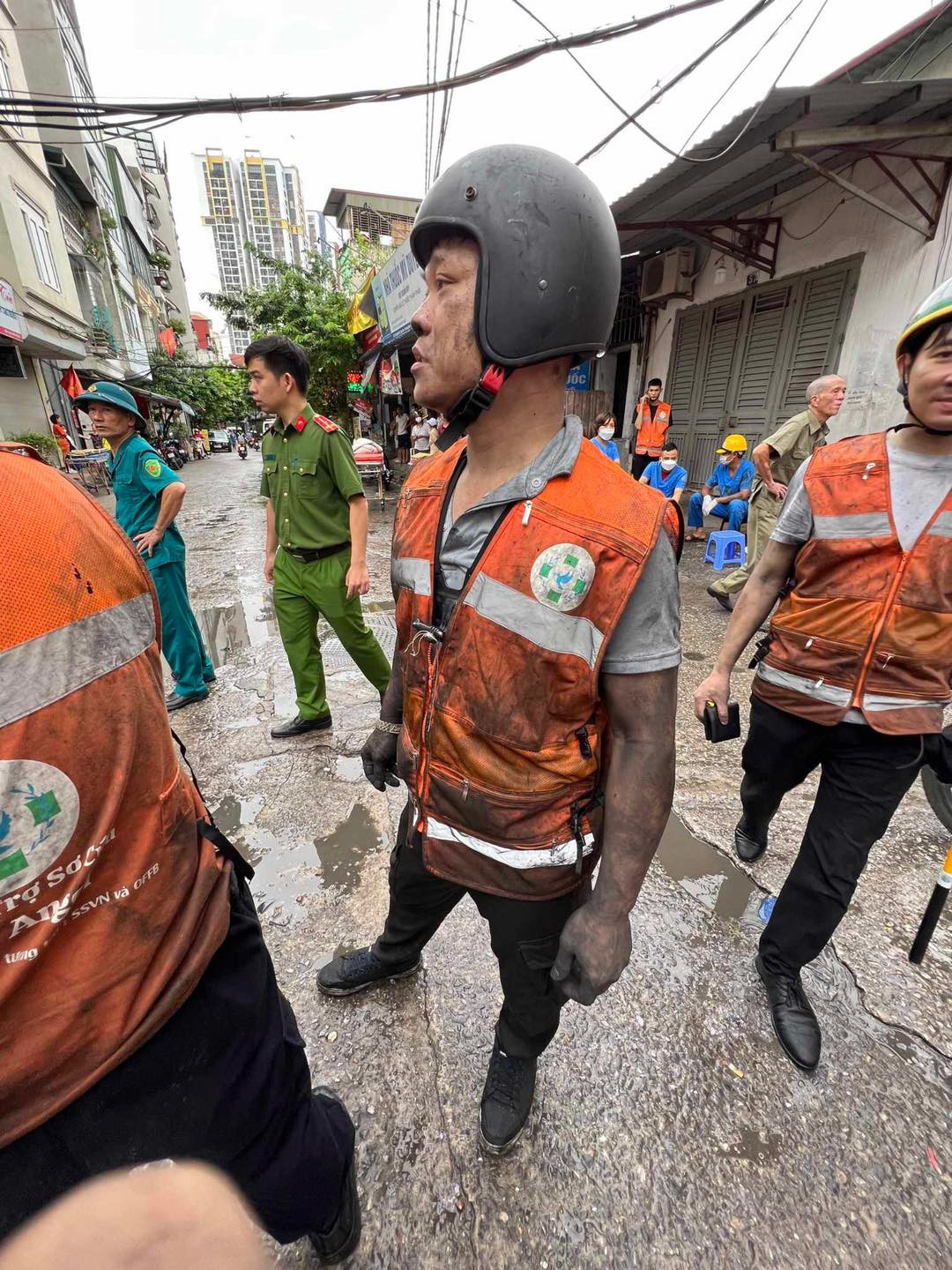 Hình ảnh những chàng trai "thiên thần áo cam" chiến đấu đến kiệt sức, lấm lem khói đen khiến ai nấy đều khâm phục và ngưỡng mộ hành động cao quý của anh và các đồng đội khi không quản khó khăn, sẵn sàng giúp đỡ người bị nạn.