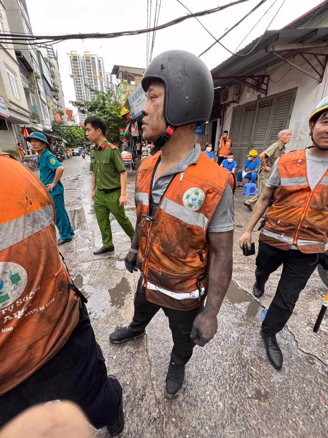 Hình ảnh những chàng trai "thiên thần áo cam" chiến đấu đến kiệt sức, lấm lem khói đen khiến ai nấy đều khâm phục và ngưỡng mộ hành động cao quý của anh và các đồng đội khi không quản khó khăn, sẵn sàng giúp đỡ người bị nạn.