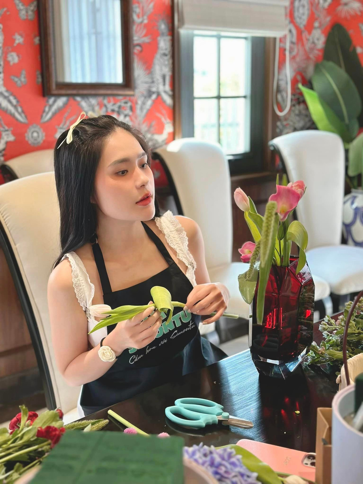 Làn da tuổi U40 của hot mom làm các fan không khỏi ghen tỵ.